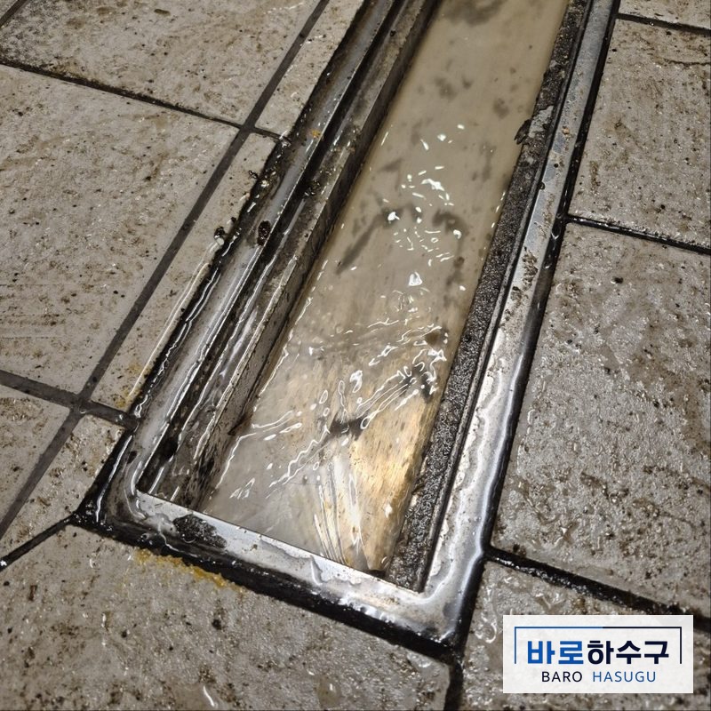 식당 하수구막힘 작업 후, 물이 맑게 흐르는 주방 트렌치 (수원 현장)