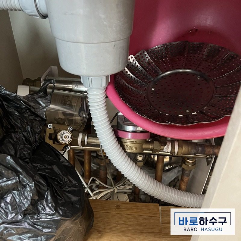 의왕 싱크대막힘 작업 후, 새 주름호스로 바꾼 싱크대 아래 (의왕 오전동)