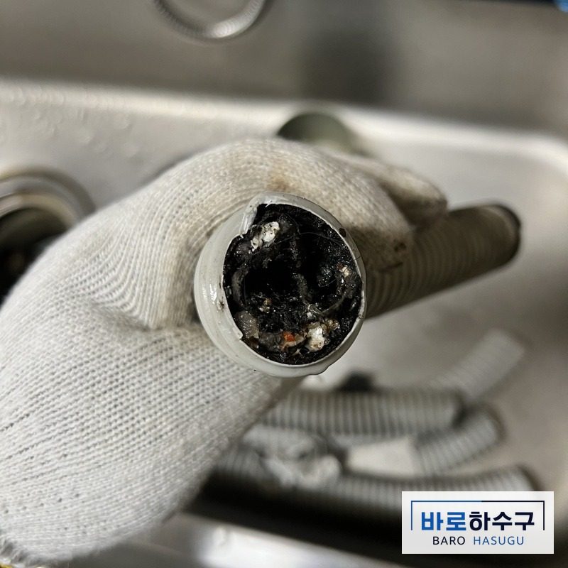 의왕 싱크대막힘 작업 전, 기름 찌꺼기로 꽉 막혀 있던 주름호스 (의왕 오전동)